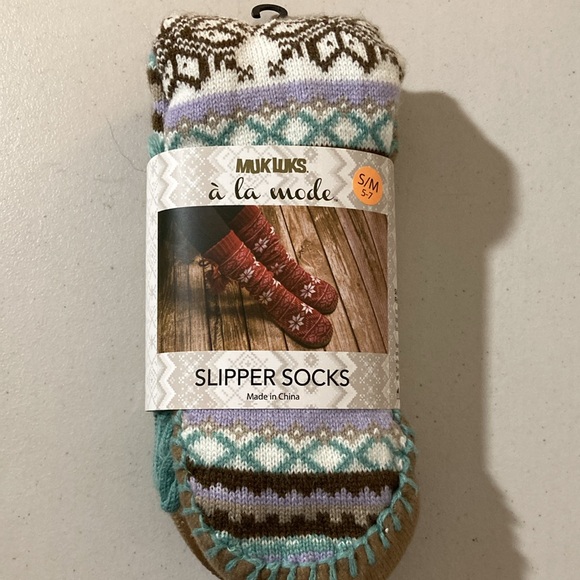 Members Mark, Adult T Shirt Bundle,  & 1 Pair Slipper socks. 7 pieces - Picture 6 of 8